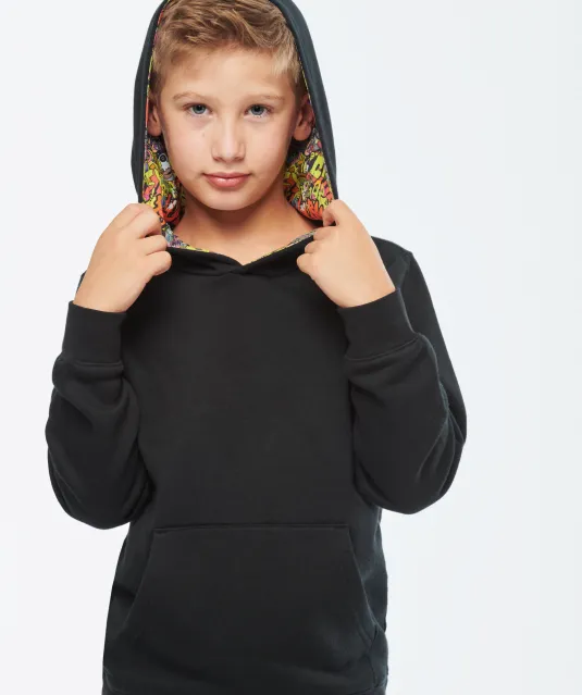 K4014 - Unisex kindersweater met contrasterende capuchon met motief Black / Skate Graffiti
