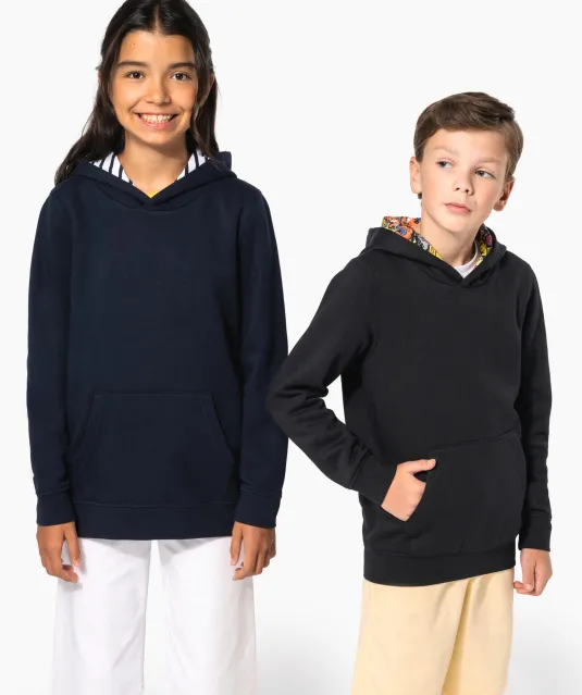 K4014 - Sweater met contrasterende capuchon met motief Black / Skate Graffiti