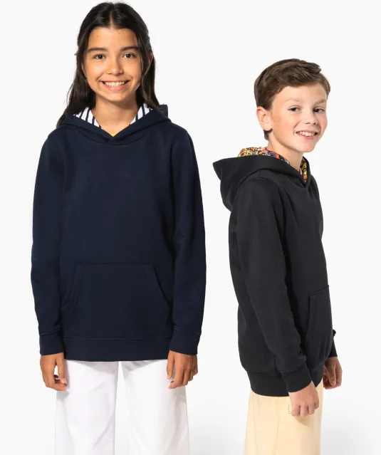 K4014 - Sweater met contrasterende capuchon met motief Black / Skate Graffiti