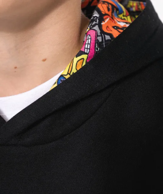 K4014 - Sweater met contrasterende capuchon met motief Black / Skate Graffiti